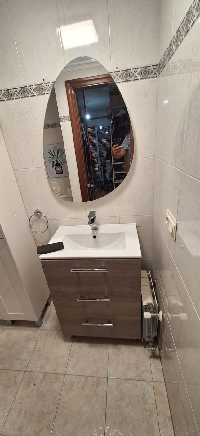 Baño con mueble de lavabo de madera